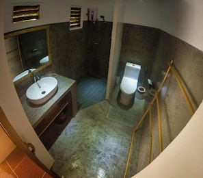 Chambre Double Deluxe | Salle de bain | Douche, papier toilette