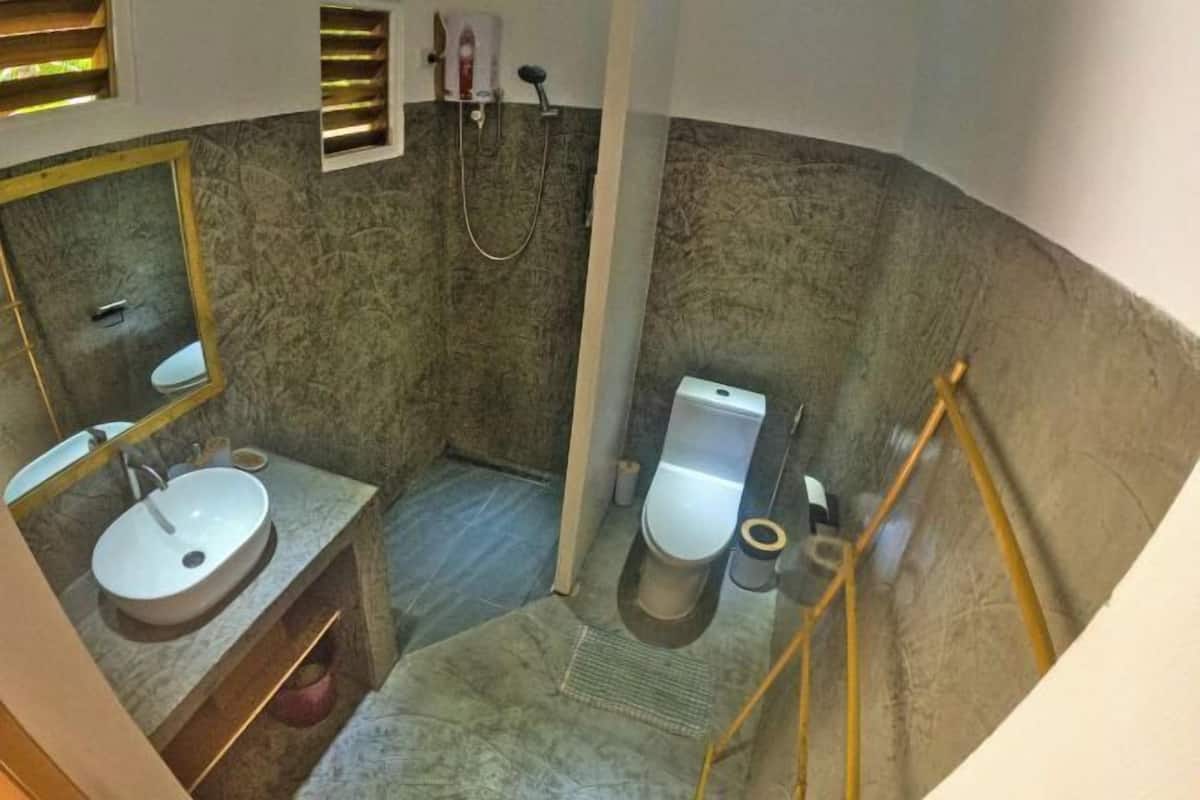 Bathroom | Shower, toilet paper