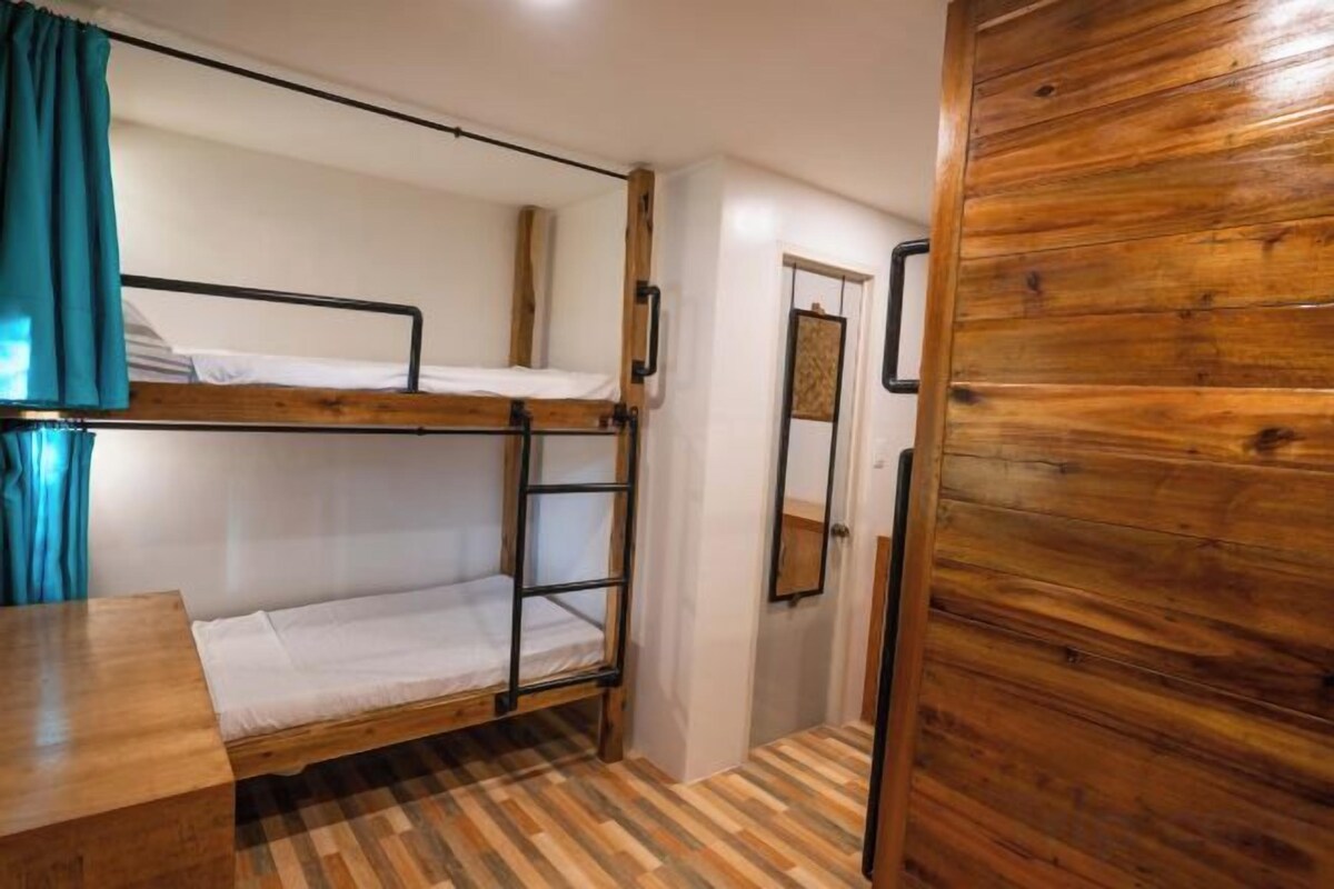 WiFi (free), bed sheets