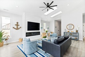 Smart TV, fireplace, books - New Listing - High end home with private heated pool and spa, dog friendly (Carolina Beach)