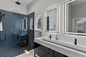 Shower, hair dryer, towels - 13 Palms High end home with private heated pool and hot tub, dog friendly (Carolina Beach)