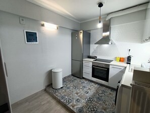 Fridge, microwave, oven, stovetop - Urban Nest (Athina)