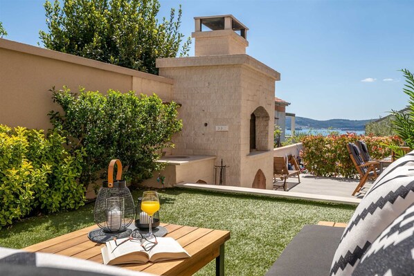 Outdoor dining - Summer Dream Apartment with garden, patio and pool (Sv. Filip i Jakov)