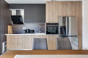 Refrigerador, horno, parrilla de estufa y lavavajillas 