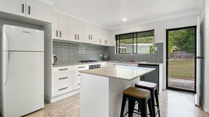 ثلاجة، ميكروويف، فرن، موقد طهي مسطح