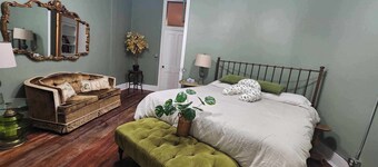 RiverView Lux: 420 Friendly Green Room, with a secret room search