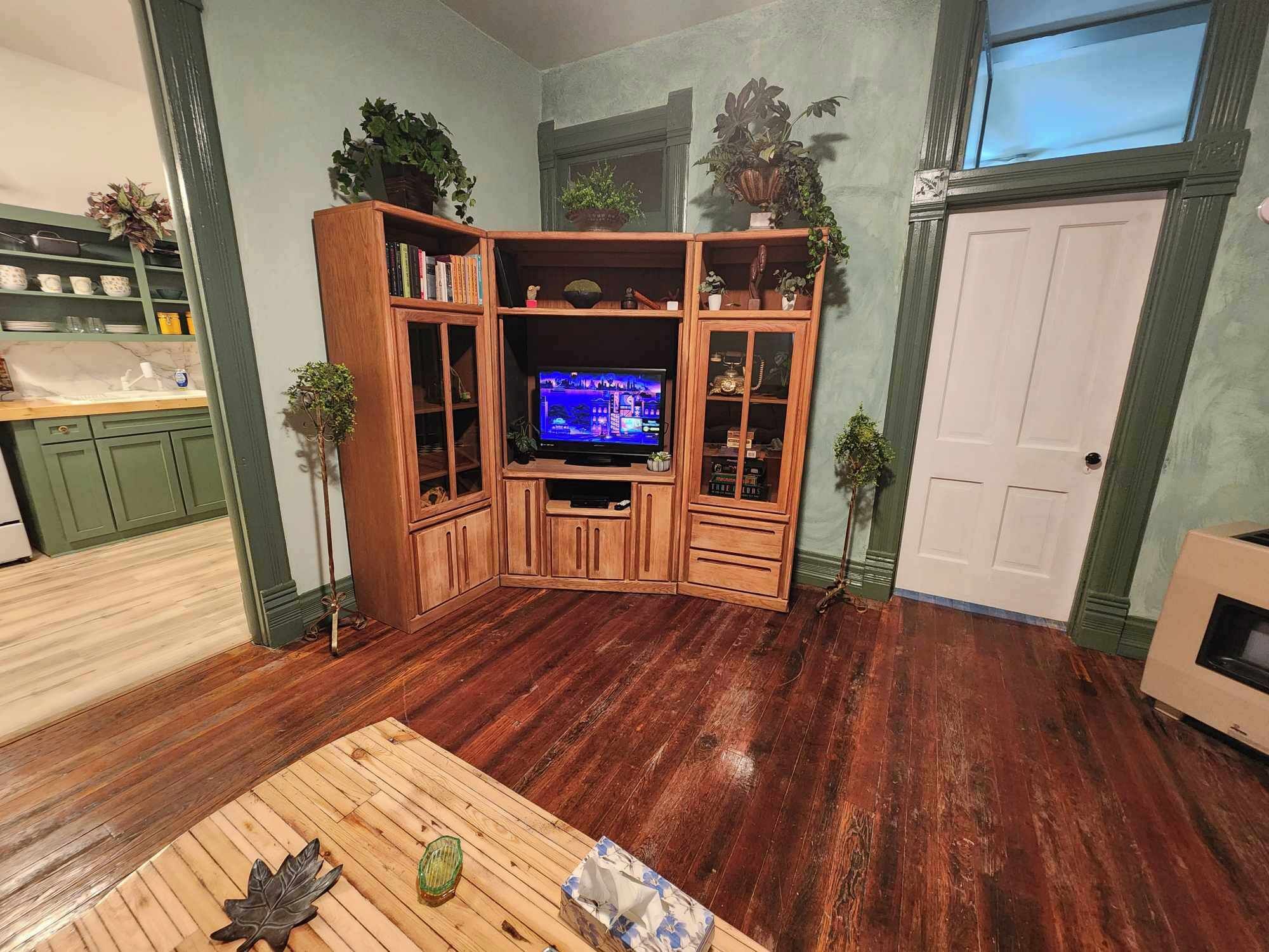 Smart TV, fireplace