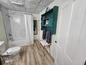 Bidet, asciugamani, sapone, shampoo