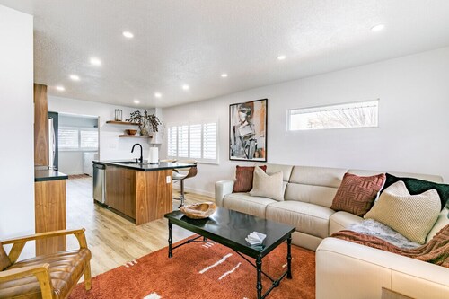 Modern Rustic House  with Hot Tub Near Downtown