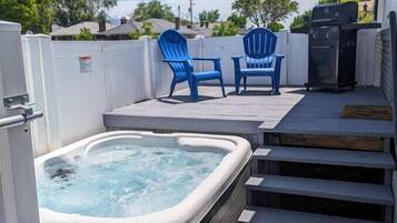 Tina de hidromasaje al aire libre