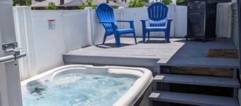 Modern Rustic House  with Hot Tub Near Downtown