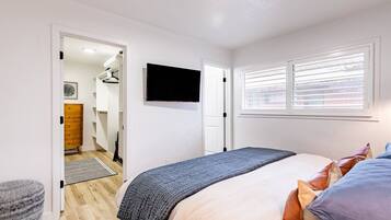 4 quartos, escrivaninha, ferros/tábuas de passar roupa