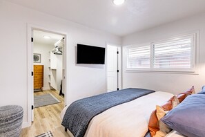 4 bedrooms, desk, iron/ironing board, free WiFi