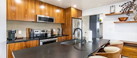 Een koelkast, een magnetron, een oven, een kookplaat