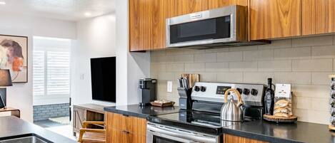 Réfrigérateur, micro-ondes, four, plaque de cuisson