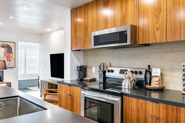 Réfrigérateur, micro-ondes, four, plaque de cuisson