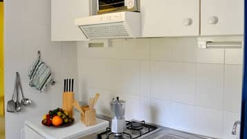 Refrigerador, horno, parrilla de estufa y cafetera y tetera