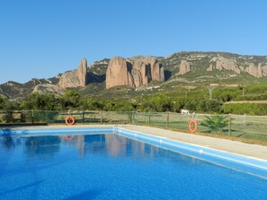 Outdoor pool - Chill-out nature bungalow overlooking the Riglos mountains. (Murillo de Gállego)