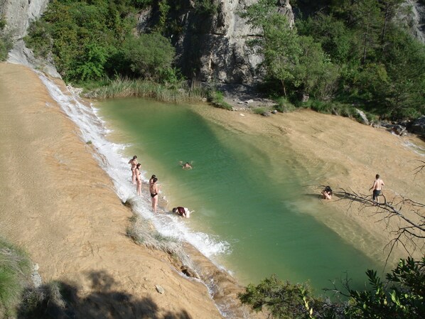 Beach - Chill-out nature bungalow overlooking the Riglos mountains. (Murillo de Gállego)