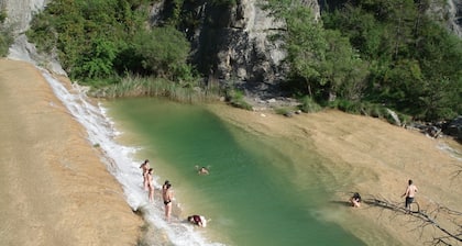 Chill-out nature bungalow overlooking the Riglos mountains.