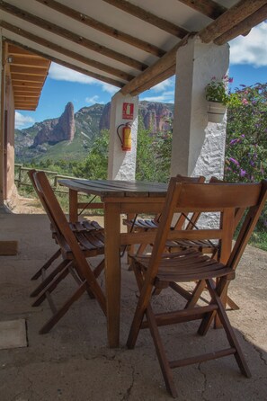 Outdoor dining - Chill-out nature bungalow overlooking the Riglos mountains. (Murillo de Gállego)