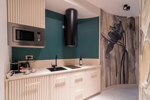 Kühlschrank, Mikrowelle, Herdplatte, Wasserkocher mit Kaffee-/Teezubehör