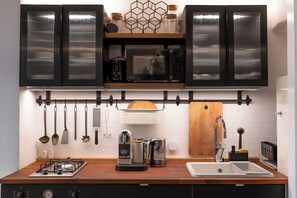 Frigorifero, microonde, forno, piano cottura