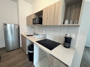 Microonde, piano cottura, pentole/stoviglie/utensili