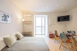 1 habitación, tabla de planchar con plancha, cuna de viaje y wifi 