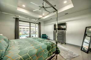 3 bedrooms, desk, iron/ironing board, WiFi - Luxury Villa Rossi in modern design with saltwater pool on the canal build 2023 (Cape Coral)