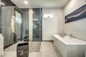 Chuveiro, secador de cabelo, toalhas de banho