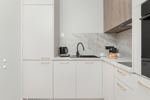 Apartment, 2 Schlafzimmer, Küche, Meerseite | Eigene Küche | Ofen, Geschirrspüler, Wasserkocher mit Kaffee-/Teezubehör, Wasserkocher