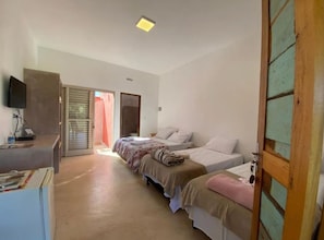 Family Chalet, 1 Double Bed and 2 Single Beds | 1 sovrum och gratis wi-fi