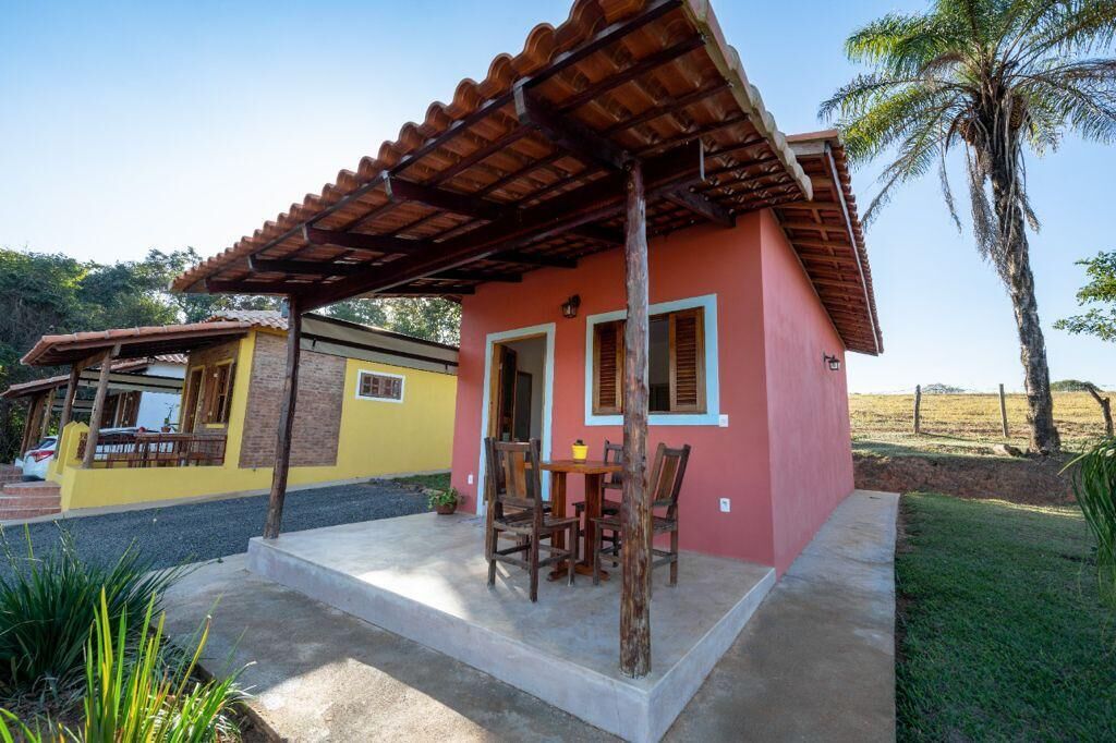 Uma casa de dois andares com um espaço de pátio.
