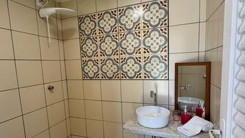 Family Studio Suite | Bathroom