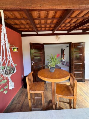 Family Chalet, 1 Double Bed and 2 Single Beds | Living area - Pousada Chalé Cantinho de Minas  (São João Batista do Glória)