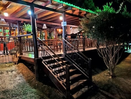 Outdoor dining. Pousada Chalé Cantinho de Minas