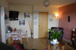 Apartment | Living area - Captivating 2-bed Apartment in Aberdeen (Aberdeen)