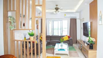 Smart-tv, boeken, een muziekbibliotheek en een stereo