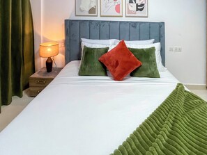 2 bedrooms, desk, iron/ironing board, free WiFi - Serenity Haven 2 BR | Gated | Pool | WiFi | AC Netflix  (Sakumono)