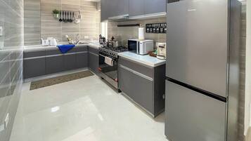Fridge, microwave, oven, coffee/tea maker