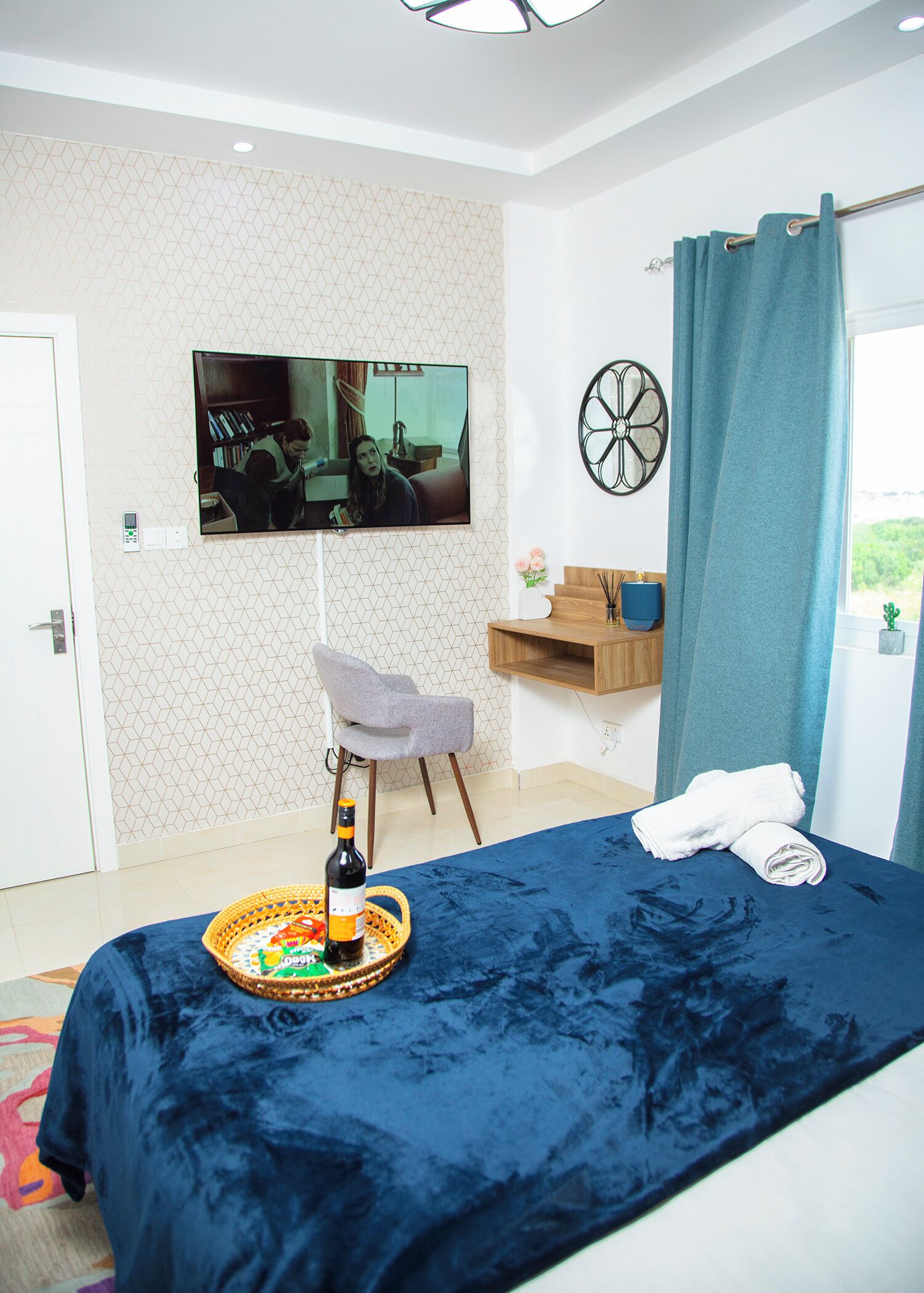 2 habitaciones, escritorio, tabla de planchar con plancha y wifi gratis 