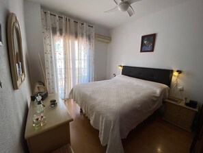 3 makuuhuonetta, silitysrauta/-lauta, vuodevaatteet