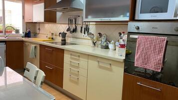 Een koelkast, een magnetron, een oven, een kookplaat