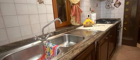 Fridge, oven, stovetop, cookware/dishes/utensils