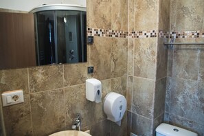 Douche, douche à « effet pluie », articles de toilette gratuits