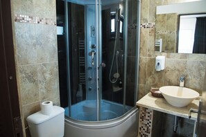 Premium bedding, memory foam beds, laptop workspace, free WiFi - Mbi Travel Inn  (Craiova)