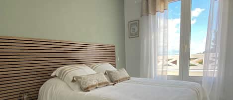 2 soverom, strykejern/-brett og sengetøy