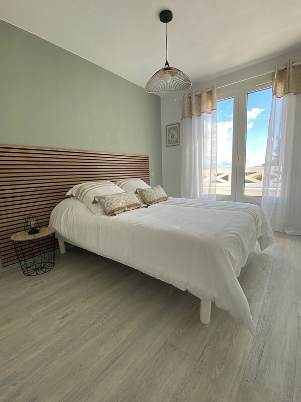 2 bedrooms, iron/ironing board, bed sheets