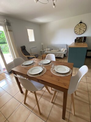 Dining - Villa with communal pool in St palais sur mer (Saint-Palais-sur-Mer)